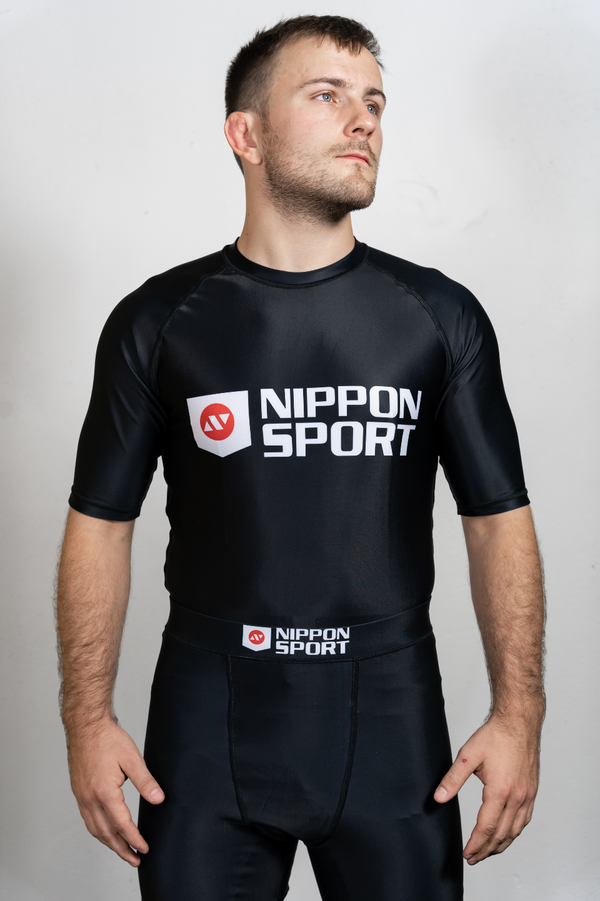 Rash Guard - Nippon Sport - 'korte ermer' - stor logo - Svart